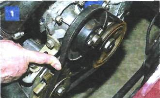 Регулировка натяжения и замена ремня привода насоса охлаждающей жидкости на автомобиле с двигателем ВАЗ-2106