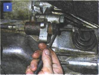 10.6 Снятие рабочего цилиндра гидропривода сцепления на автомобиле с двигателем УМПО-331